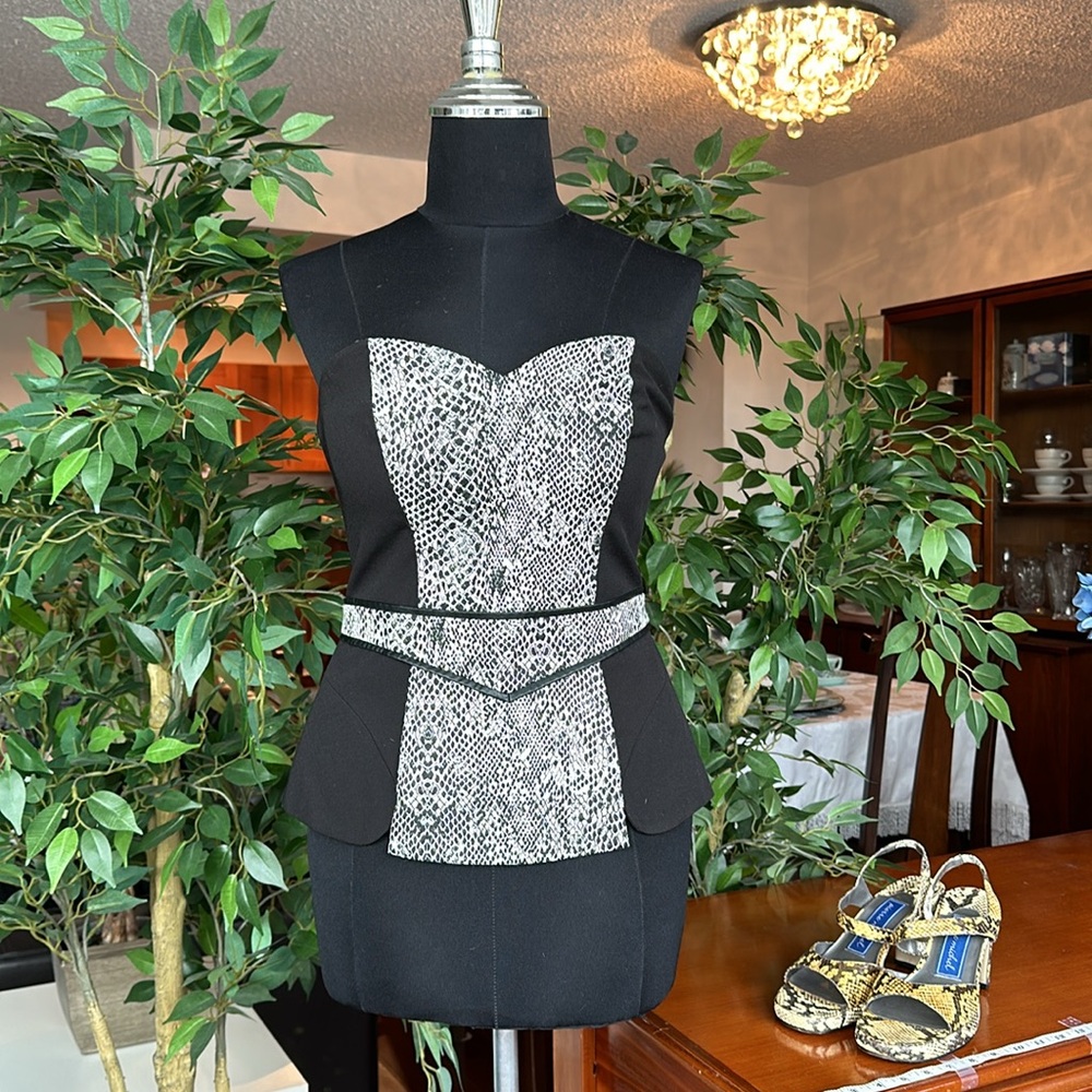 ๐ GUESS Size Small Sexy Bustier Top Black and Beige Snake print - Picture 2 of 4